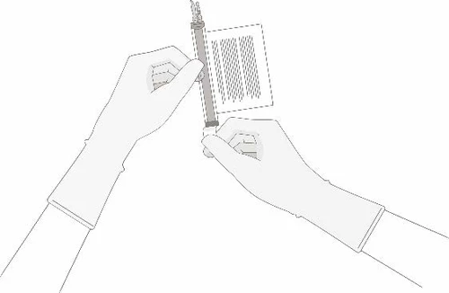 Due mani guantate tengono una penna iniettiva verticale per preparare il dosaggio con un foglietto illustrativo sullo sfondo