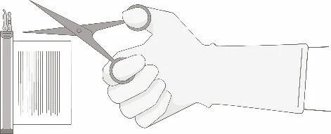 Una mano guantata impugna un paio di forbici aperte per tagliare la parte superiore di una confezione con codice a barre