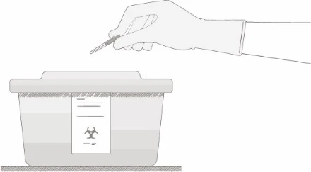 Una mano guantata tiene un ago sopra un contenitore per rifiuti biologici con simbolo di rischio biologico su sfondo bianco