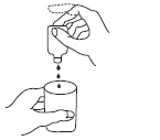 Una mano tiene un flacone capovolto versando gocce di liquido in un bicchiere tenuto dall'altra mano