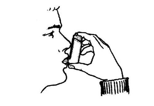 Rysunek w czerni i bieli przedstawiający sylwetkę mężczyzny trzymającego inhalator w pobliżu ust ręką