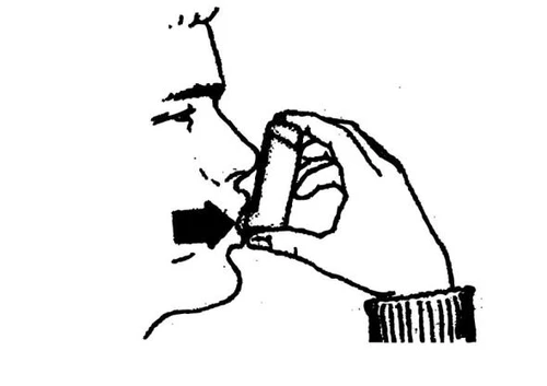 Rysunek w czerni i bieli przedstawiający sylwetkę człowieka trzymającego inhalator w pobliżu ust, z czarną strzałką wskazującą przepływ leku