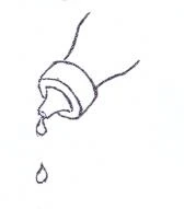 Disegno a tratto nero di un flacone di medicinale inclinato con una goccia che fuoriesce dal beccuccio e un'altra goccia che cade sotto