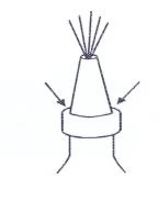 Disegno schematico in bianco e nero che mostra un cono con linee radiali superiori e due frecce che indicano una pressione verso il basso su un anello