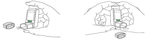 Due disegni lineari mostrano mani che impugnano un inalatore con il cappuccio rimosso e il farmaco che viene erogato dalla bocchetta