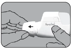 Dwie ręce trzymają biały inhalator z napisem Novolizer, czarna strzałka wskazuje ruch usuwania kapturka