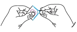 Due mani aperte che afferrano e separano con cura i bordi di una piccola bustina quadrata di colore bianco con contorni azzurri