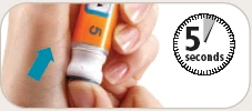 Una mano tiene un applicatore arancione sulla pelle con una freccia azzurra e un cronometro che indica 5 secondi