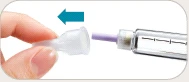 Una mano tiene un cappuccio di plastica trasparente mentre lo avvicina alla punta di una siringa con ago viola indicato da una freccia azzurra
