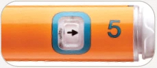 Dettaglio di una penna iniettiva arancione con un display trasparente che mostra una freccia nera rivolta a destra e il numero 5 blu accanto