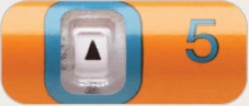 Dettaglio di un dispositivo medico arancione con un pulsante bianco centrale contrassegnato da un triangolo nero e il numero 5 blu a lato