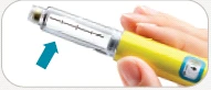 Una mano tiene un dispositivo medico cilindrico giallo e trasparente con una freccia azzurra che punta verso la parte superiore del contenitore