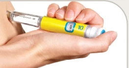 Due mani tengono un dispositivo medico a penna giallo con display digitale che indica il numero 10 pronto per l'iniezione