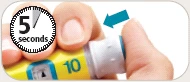 Due dita premono il cappuccio bianco di un dispositivo medico giallo con il numero 10 e un'icona a orologio che indica 5 secondi