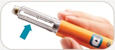 Una mano tiene una penna iniettore arancione con un indicatore digitale e una freccia azzurra che punta verso la parte trasparente superiore