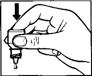 Una mano tiene un flaconcino con un contagocce mentre una goccia di liquido scende dall'estremità inferiore sotto una freccia nera rivolta verso il basso