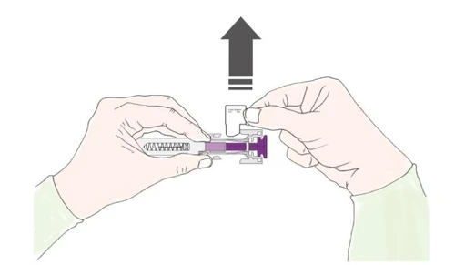 Due mani tengono una siringa con liquido viola mentre una freccia nera indica il movimento di rimozione di un cappuccio bianco verso l'alto