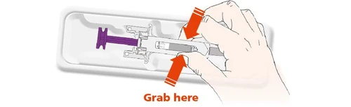 Una mano afferra una penna iniettiva all'interno di un contenitore bianco seguendo le frecce arancioni con la scritta Grab here