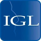 Logo z białym napisem IGL na niebieskim tle, z cienką, nieregularną linią przechodzącą pionowo przez litery