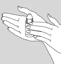 Due mani tengono un piccolo flacone cilindrico con tappo a punta per l'applicazione di un medicinale
