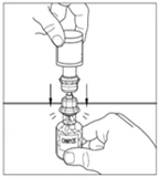 Una mano tiene un flaconcino mentre l'altra preme un dispositivo di iniezione verso il collo del contenitore per il dosaggio del farmaco