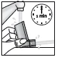 Una mano versa del liquido da un contenitore in un flacone mentre un orologio indica la durata di 1 minuto