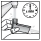 Mani che sciacquano un dispositivo medico sotto un getto d'acqua con un orologio che indica un tempo di 1 minuto