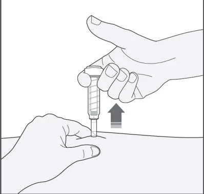 Una mano sostiene una jeringa en vertical mientras la