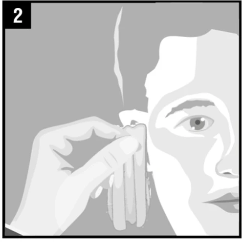 Ilustración en blanco y negro de una mano que sostiene un hisopo para limpiar el
