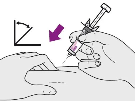 Una mano tiene una siringa inclinata per un'iniezione sottocutanea mentre l'altra mano stabilizza la pelle con un diagramma che indica l'angolo