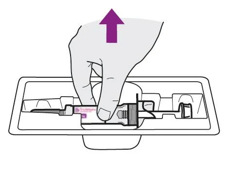 Una mano solleva una siringa orizzontale da un contenitore rettangolare bianco con una freccia viola rivolta verso l'alto