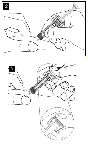 Disegno tecnico che mostra due fasi dell'iniezione: una mano tiene una siringa sulla pelle e l'altra fase mostra l'inserimento dell'ago con un dettaglio ingrandito