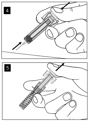 Disegno tecnico che mostra due fasi: la mano preme il pulsante superiore della siringa e poi spinge il pistone verso il basso per l'iniezione