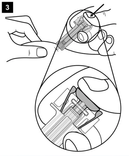 Disegno tecnico che mostra mani che impugnano una penna iniettore per somministrare un farmaco con un dettaglio ingrandito della punta e del meccanismo