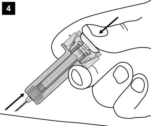 Una mano tiene una penna iniettore con il pollice che preme verso il basso sulla parte superiore del dispositivo per attivare l'iniezione