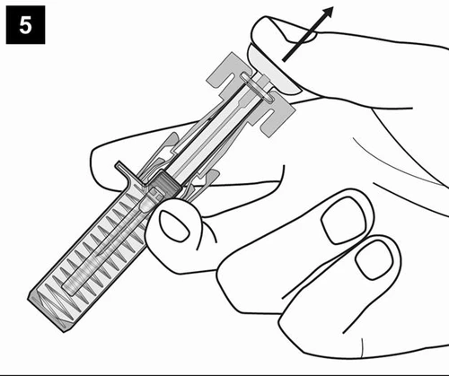 Una mano impugna una siringa precompilata e tira il pistone verso l'alto seguendo la direzione indicata da una freccia nera