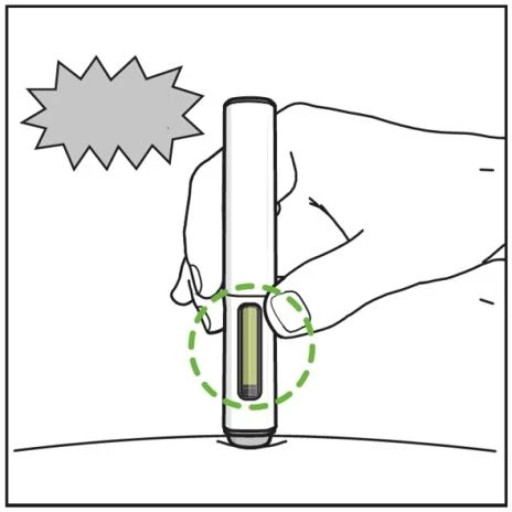 Una mano impugna un dispositivo medico cilindrico appoggiato sulla pelle con un cerchio verde tratteggiato che evidenzia la finestra del liquido