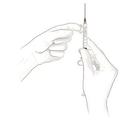 Due mani tengono una siringa con ago verticale, una mano afferra il corpo della siringa e l'altra preme lo stantuffo per l'iniezione