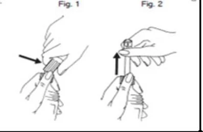 Due disegni schematici mostrano le mani che impugnano un dispositivo medico per l'iniezione con frecce nere che indicano il movimento verso l'alto