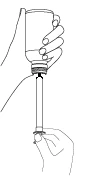 Una mano tiene un flacon con il tappo rimosso mentre l'altra impugna una siringa per aspirare il liquido dal contenitore