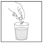 Una mano tiene una compressa sopra un bicchiere pieno d'acqua pronto per essere assunto