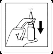 Una mano tiene un flacone spray con il dito che preme l'erogatore verso il basso indicato da una freccia nera rivolta verso il basso