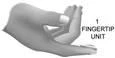 Una mano tiene un dispositivo medico tra il pollice e l'indice con la scritta 1 FINGERTIP UNIT accanto alla punta del dispositivo