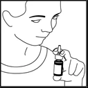 Disegno in bianco e nero di un uomo che tiene con la mano destra una piccola boccetta di medicinale con contagocce vicino al viso