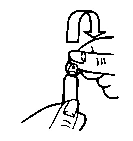 Dibujo esquemático en blanco y negro que muestra una mano girando la parte superior de un dispositivo médico o jeringa hacia la derecha