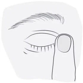 Dibujo lineal de un ojo cerrado con largas pestañas y un dedo presionando suavemente sobre el párpado superior