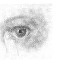 Primer plano de un ojo humano con una mano que toca suavemente la zona debajo del párpado inferior