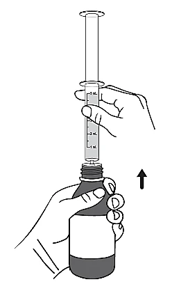 Due mani preparano una siringa prelevando il liquido da un flacone medico con un movimento verso l'alto indicato da una freccia nera