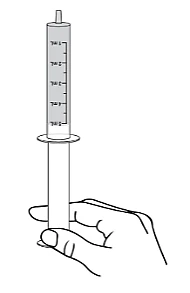 Una mano tiene verticalmente una siringa graduata con indicazioni in millilitri e un cilindro bianco con stantuffo interno