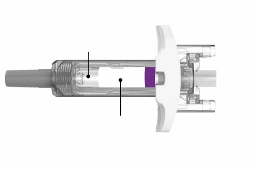 Diagramma di un dispositivo medico trasparente con indicazioni tramite linee nere che puntano al corpo cilindrico e al liquido viola interno